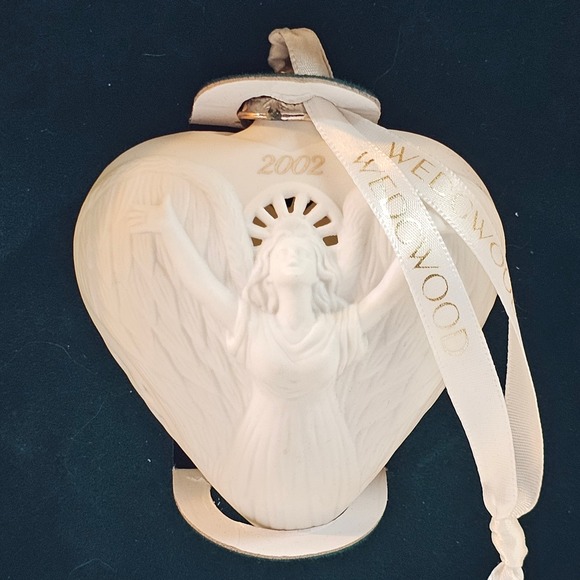 Wedgwood 2002 Annual Pierced Angel Heart Christmas Ornament Gold Ribbon - Picture 3 of 6